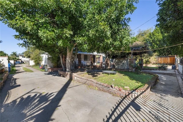 view of front facade featuring a front lawn and fence