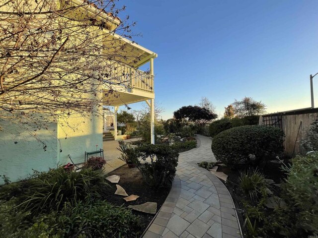 view of yard featuring a balcony