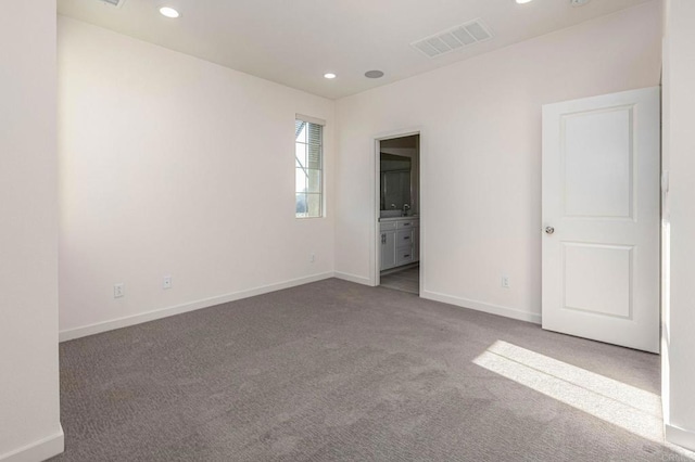 unfurnished room with visible vents, recessed lighting, baseboards, and carpet