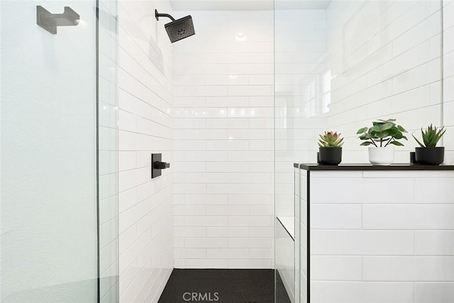 bathroom featuring a tile shower