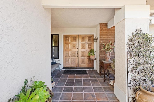 view of exterior entry featuring stucco siding