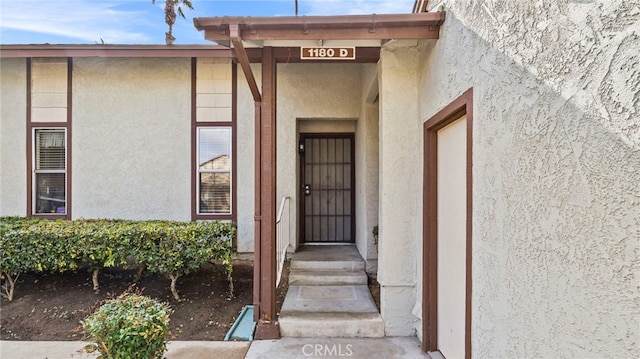 entrance to property with stucco siding