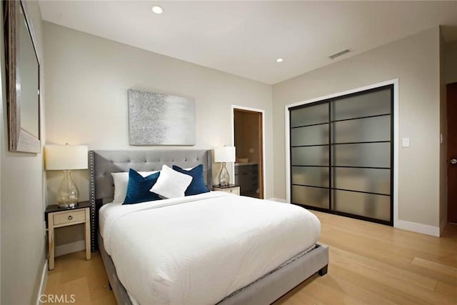 bedroom featuring light wood-style flooring, recessed lighting, visible vents, and baseboards