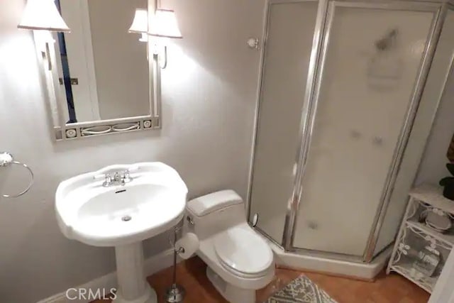 534 Dover Ct, Lake Arrowhead, CA 92352 - full bathroom featuring a stall shower and toilet