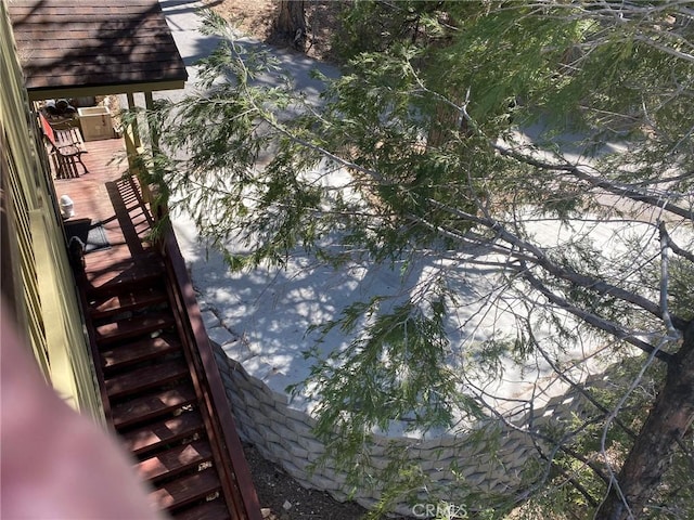 534 Dover Ct, Lake Arrowhead, CA 92352 - detailed view of stairs
