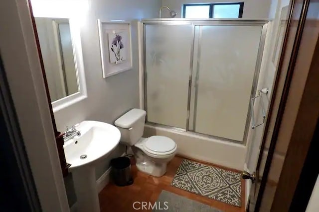 534 Dover Ct, Lake Arrowhead, CA 92352 - full bathroom featuring toilet, shower / bath combination with glass door, wood finished floors, and a sink