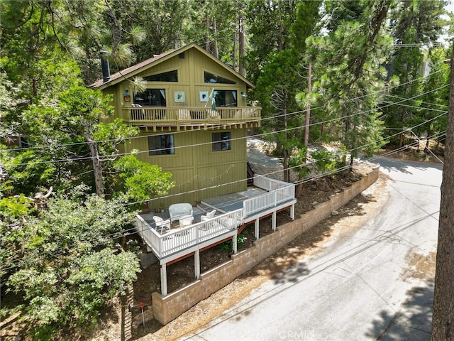 534 Dover Ct, Lake Arrowhead, CA 92352 - back of property with a balcony