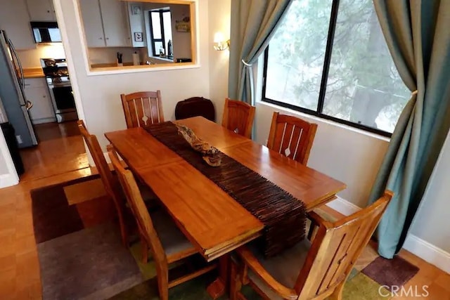 534 Dover Ct, Lake Arrowhead, CA 92352 - dining space with baseboards