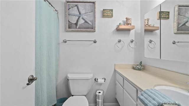 full bathroom featuring a shower with curtain, toilet, and vanity