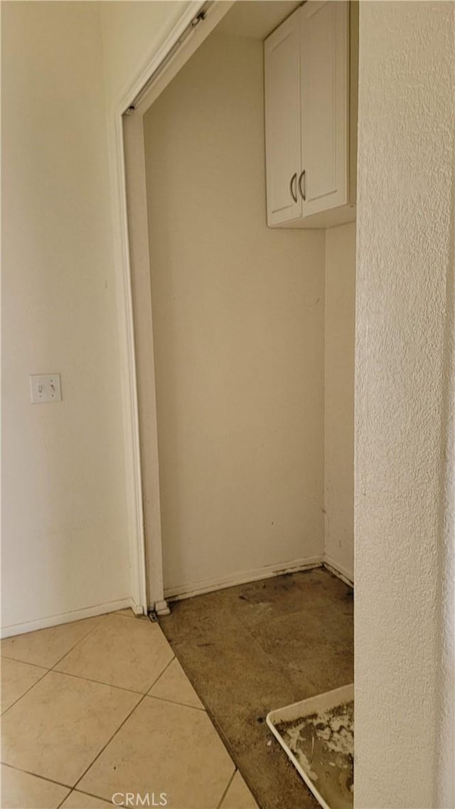 clothes washing area featuring light tile patterned flooring