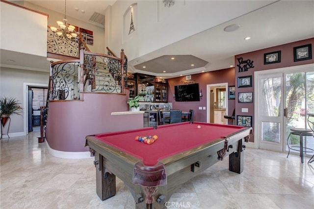 game room featuring recessed lighting, indoor wet bar, baseboards, and a towering ceiling