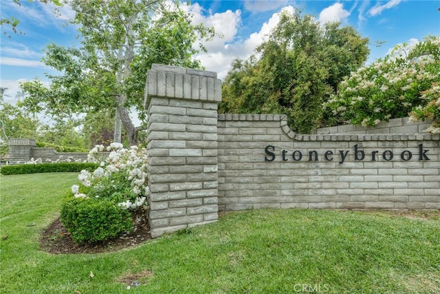 community / neighborhood sign featuring a lawn