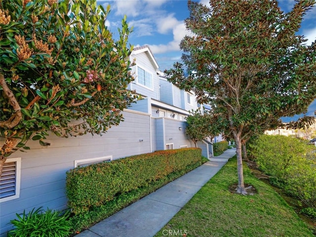 exterior space featuring a front yard