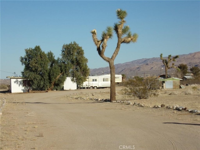 view of yard featuring a mountain view