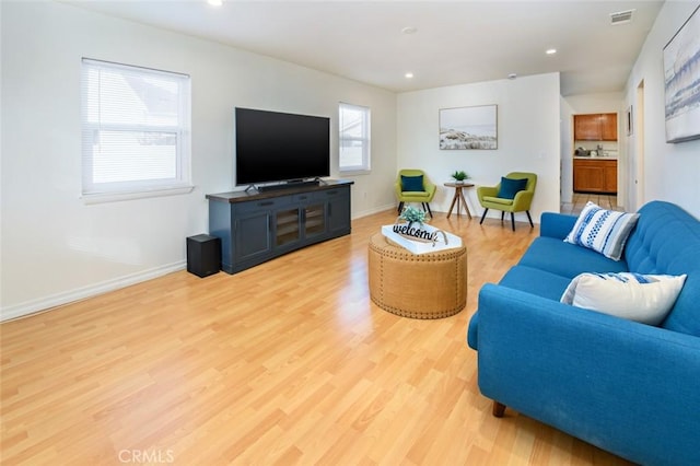 living area featuring light wood-type flooring, visible vents, baseboards, and recessed lighting