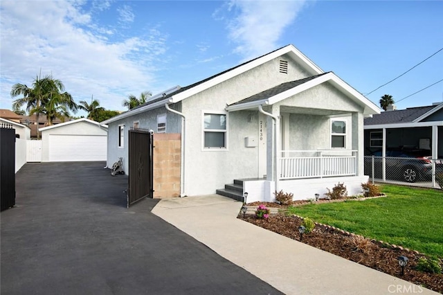 view of front facade featuring stucco siding, a front lawn, an outdoor structure, and fence