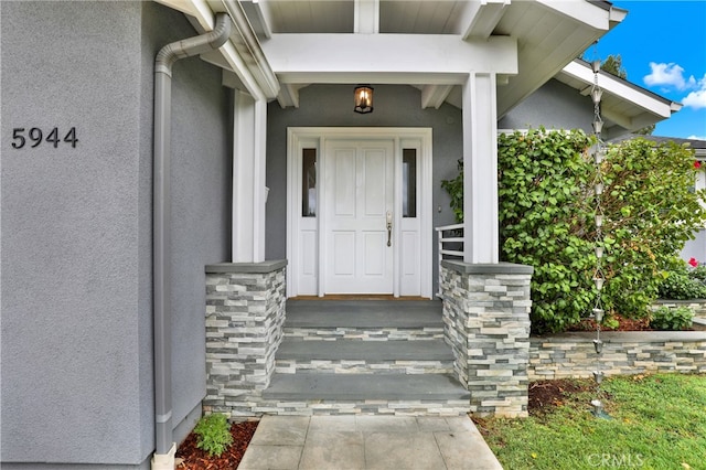 entrance to property with stucco siding