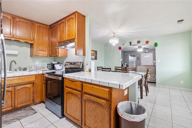 kitchen featuring visible vents, electric stove, under cabinet range hood, a peninsula, and light tile patterned floors