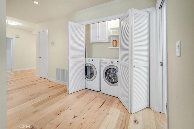 laundry room with independent washer and dryer, light wood-type flooring, visible vents, recessed lighting, and baseboards