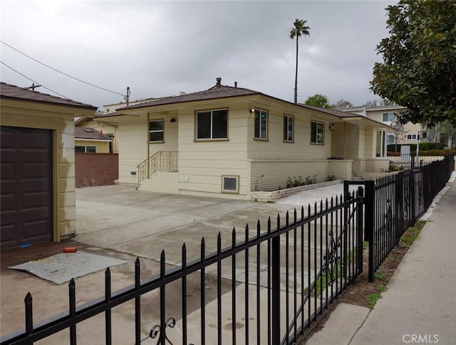 single story home featuring a fenced front yard