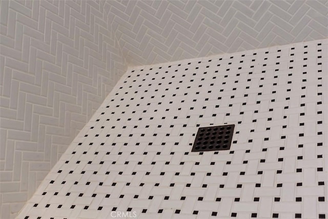 room details featuring tiled shower