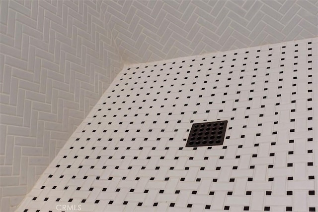 room details featuring wallpapered walls