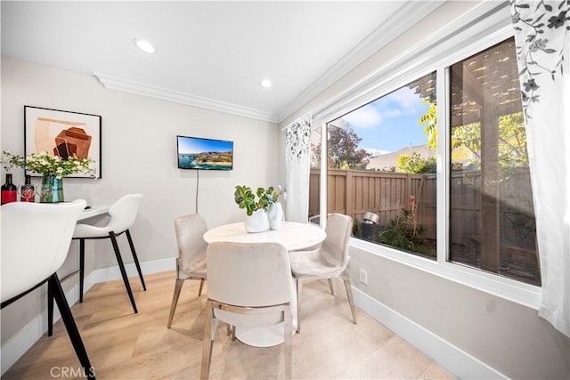 dining area with recessed lighting, baseboards, and crown molding