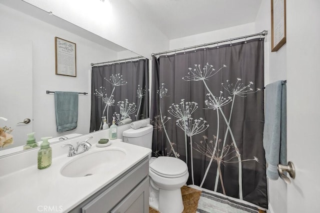 full bath with toilet, vanity, and a shower with curtain