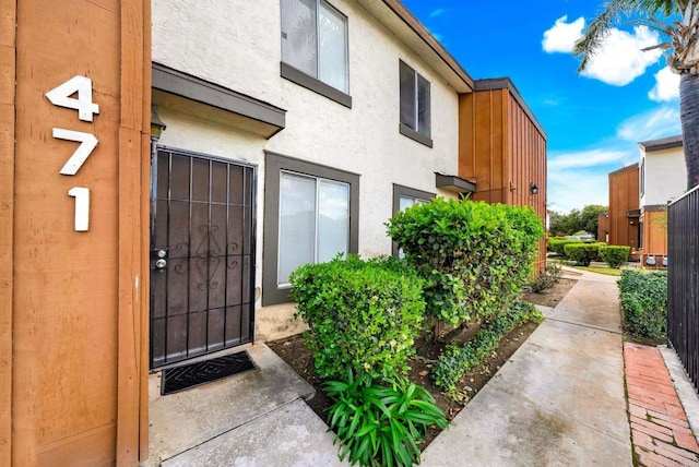 471 S Lincoln Ave, El Cajon, CA 92020 - doorway to property with stucco siding
