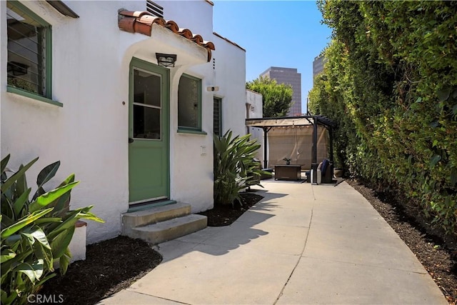 view of exterior entry with stucco siding