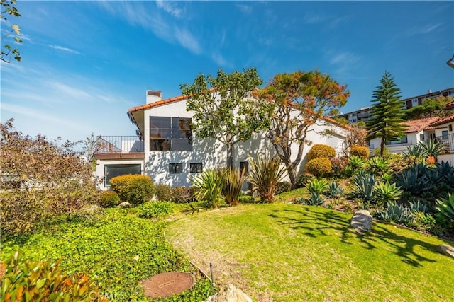 view of yard featuring a balcony