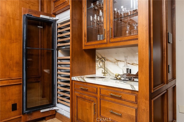 bar with backsplash, wet bar, and a sink