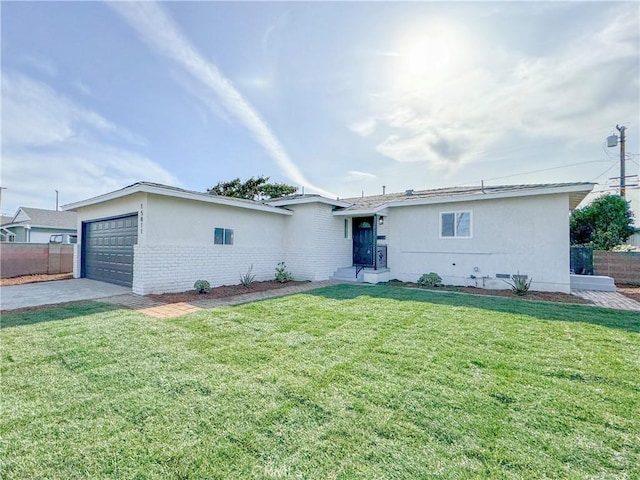 view of front of home featuring a front yard, fence, a garage, and driveway