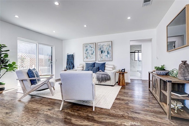 living area featuring recessed lighting, visible vents, baseboards, and dark wood-type flooring