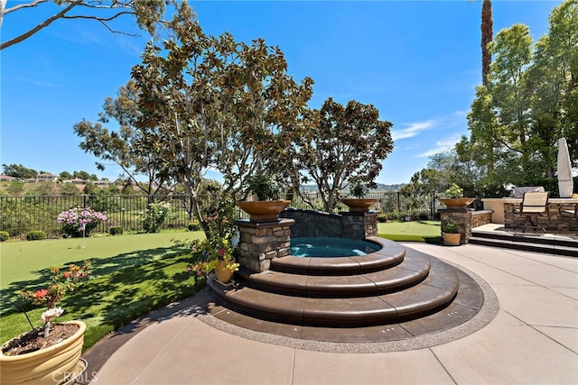 10 Corte Vizcaya, San Clemente, CA 92673 - view of property's community featuring an area to practice putting and a patio area