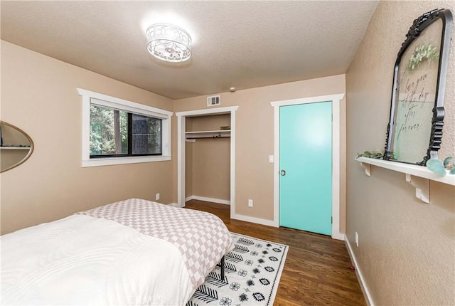 37751 Foxfield Rd, Angelus Oaks, CA 92305 - bedroom featuring wood finished floors, baseboards, visible vents, a closet, and a textured ceiling
