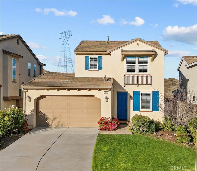 view of front of home featuring stucco siding, a front lawn, an attached garage, and driveway