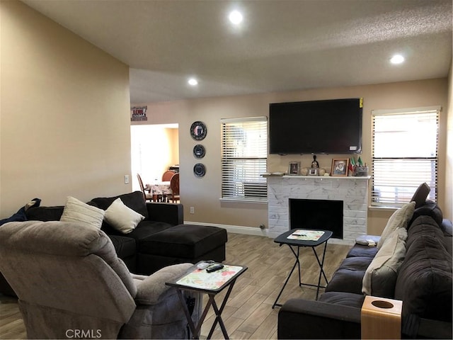 living room featuring recessed lighting, light wood-style floors, and baseboards