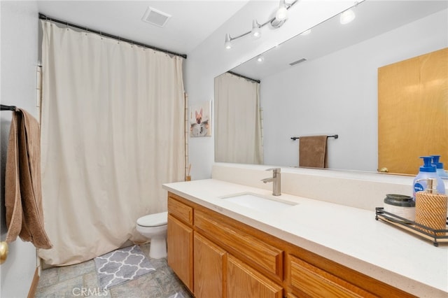 full bathroom featuring a shower with shower curtain, visible vents, toilet, and vanity