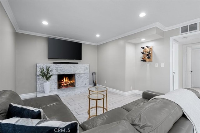 living area with visible vents, ornamental molding, recessed lighting, a lit fireplace, and baseboards