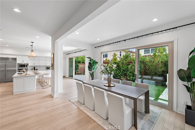 dining space featuring recessed lighting, light wood-style floors, and baseboards