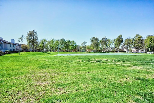 view of property's community featuring a lawn