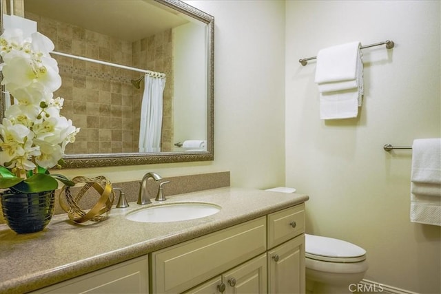 full bath with curtained shower, toilet, and vanity