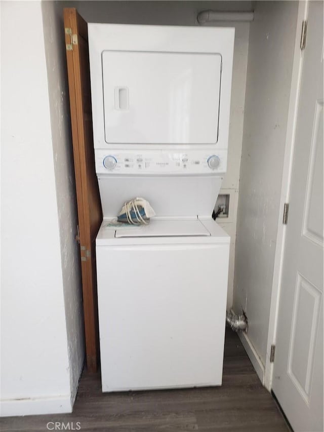 12998 Lakeshore Dr, Clearlake, CA 95422 - washroom with dark wood finished floors, laundry area, and stacked washing maching and dryer