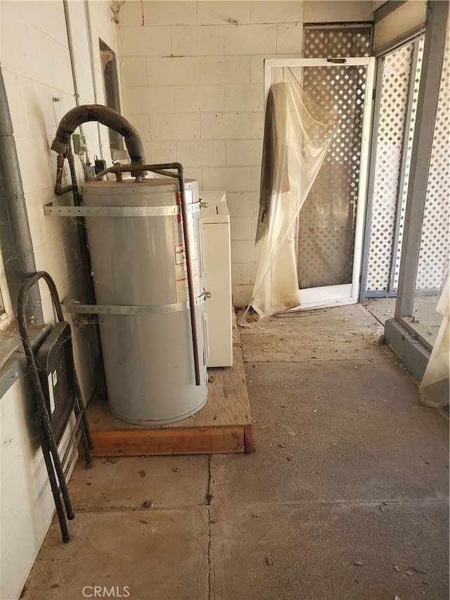 12998 Lakeshore Dr, Clearlake, CA 95422 - utility room featuring water heater