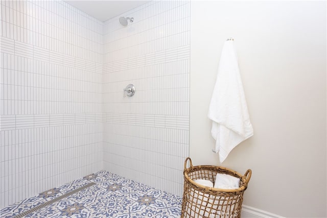 bathroom featuring tiled shower