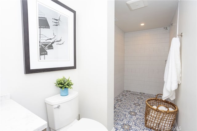 full bathroom with toilet, recessed lighting, and tiled shower