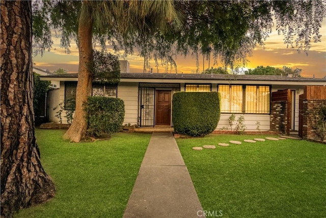 view of front of house featuring a lawn