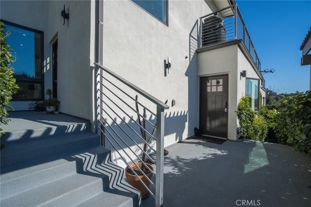 entrance to property with stucco siding