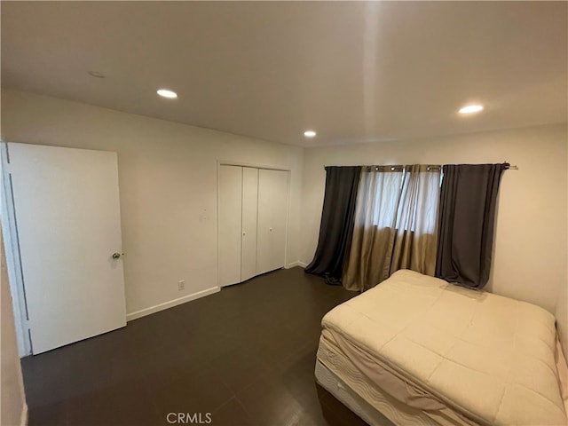 bedroom with recessed lighting, a closet, and baseboards